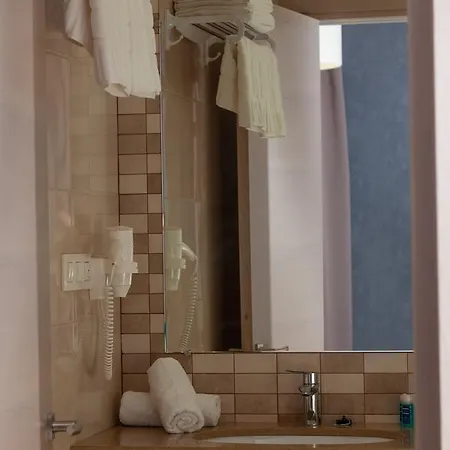 Benefit Boutique Hotel אורחן